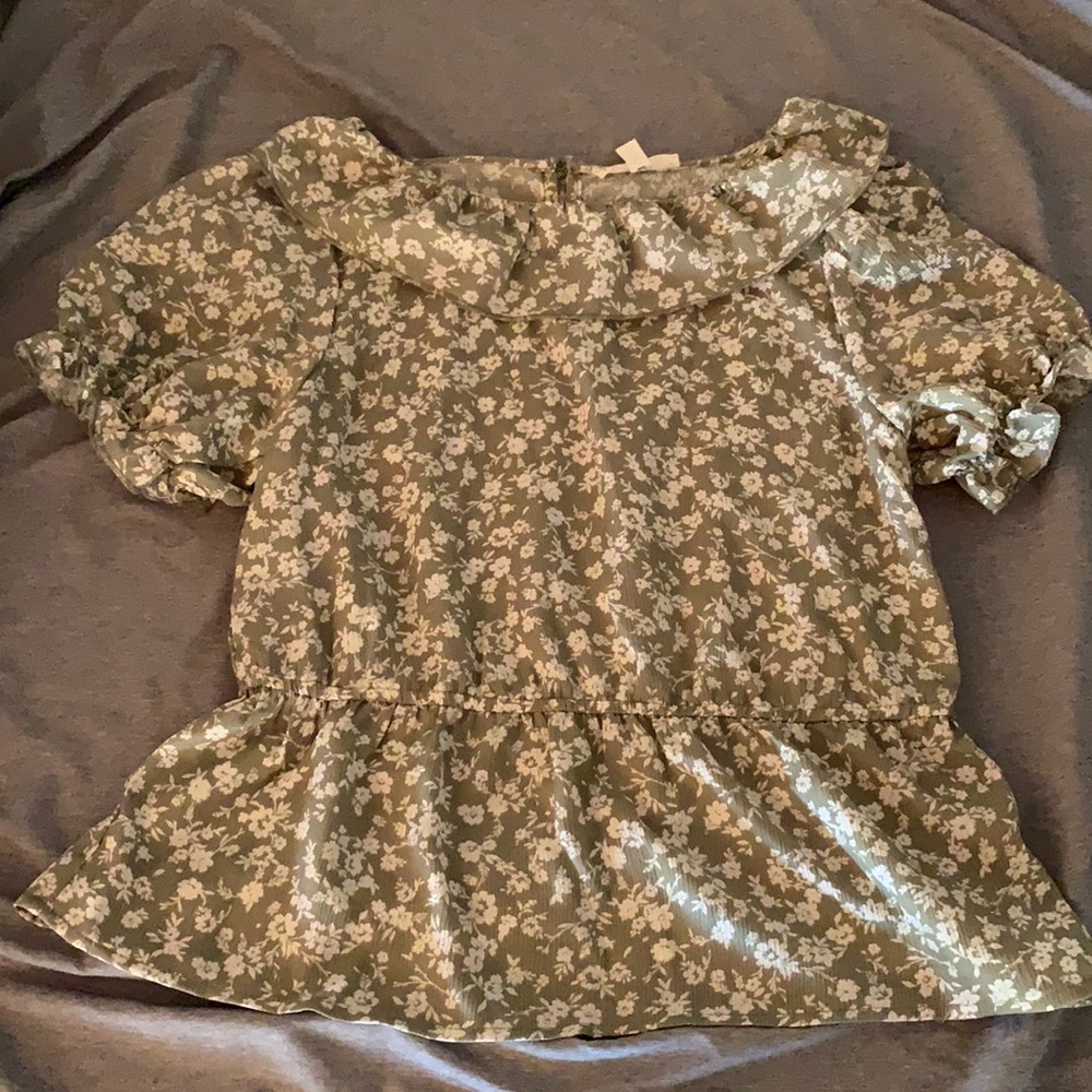 Flouncy green floral shirt! New- never worn